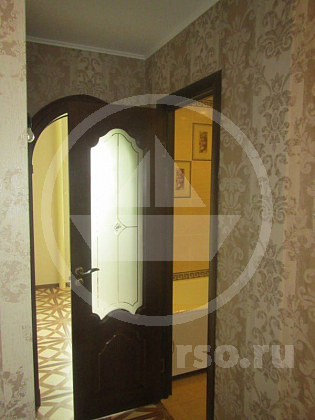 Дверь, установленная в ванной комнате, имеет вставку из фигурного матового стекла с цветной аппликацией.