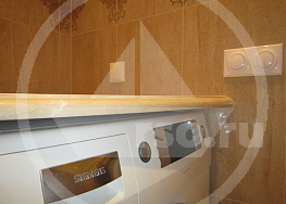 В помещениях повышенной влажности, к которым относится ванная, подключение розетки с заземлением всегда производится во влагозащищённой комплектации, для дополнительной безопасности её использования.
