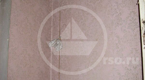 Потолочная ригельная балка в гостиной, так же сильно выступала над перегородкой из досок с сухой штукатуркой, положенной на обрешётку и дранку.