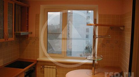 Типичным решением для небольших кухонь в новостройках является компактное расположение мебели.