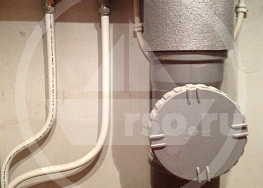 Удобство ревизионного обслуживания гидросистемы достигается тем, что подключение проточного водонагревателя производится внутри технического шкафа и рядом с основной вентильной группой.
