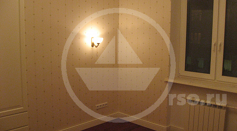 Светлая комната с тёмным полом именно на контрасте и выигрывает, в сравнении с более блеклыми интерьерными решениями.