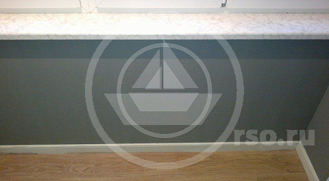 Строгие световые линии обновлённого балкона и мысли не допускают каким он был до начала отделки.