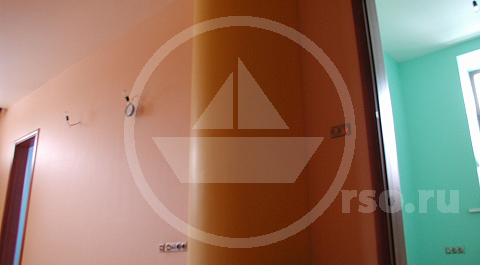 Работу по укладке паркета следует доверять сертифицированным специалистам штатной команды, специализирующимся на работе с деревом. Это всегда дорого, но в данном случае, дороговизна вполне оправдана, так как пол делается раз и навсегда.