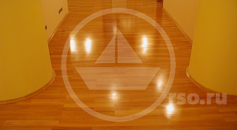 Укладка штучного паркета — как раз то, что кому попало не доверишь. Все эксперименты на этот счёт заканчиваются одинаково — потерями денег, времени, материала и нервов. Немного находится охотников пройти эти испытания желая сэкономить там, где это делать не нужно.