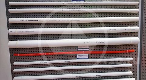 Трубопроводная фурнитура вместе со стойками размещения перемещается к упакованным полетам.