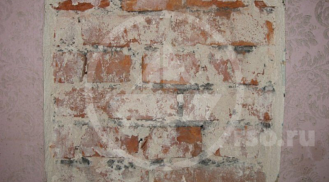 Контрольное вскрытие внешней стены дома в гостиной, определило технологию штукатурных работ по периметру несущих стен, зачищенных до кирпича.