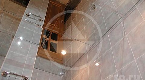 Зеркальный потолок визуализирует помещение как более высокое. Однако, надо отдавать отчёт в том, что в процессе эксплуатации, данный вид потолочного покрытия потребует более тщательного, и самое главное, регулярного ухода, для поддержания безупречного внешнего вида.