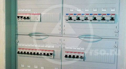 Электропитание газового котла формирует силовой щиток, располагающийся в одном из технических помещений дома. Совсем не лишним будет предусмотреть и резервное электропитание для исключения ситуации отключения котла в зимний период.