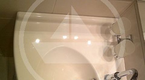 Угловое зеркало, в комплекте поставки этой раковины, значительно расширяет возможности использования отражения.