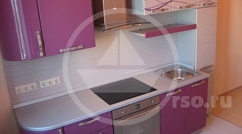 Современная кухня, даже в малых габаритах, за счёт функционального размещения и комплектации нужным оборудованием, вполне способна обеспечить кулинарные пристрастия семьи, предлагая всё необходимое для готовки. 
<br />
 