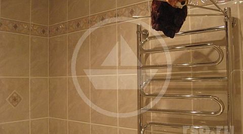 Форма данного полотенцесушителя позволяет навешивать полотенца как справа, так и слева изделия, а поворотные элементы пригодятся для дополнительного использования.