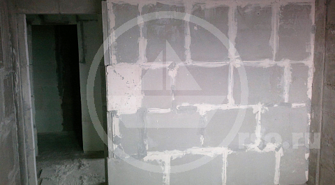 Мало того, что пазогребневые блоки для ванной комнаты уложены не влагостойкие, так и сочетание вертикальной и горизонтальной кладки на одной плоскости является технологически не верным, о чём и заявлено Застройщику при приёмке квартиры-новостройки.