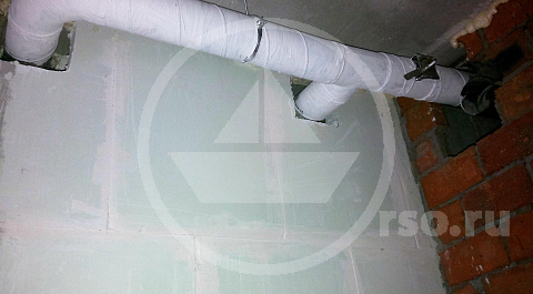 Ремонт квартиры в новостройке без отделки не обходится, это понятно. Однако, иные конструктивные фантазии застройщика (в виде торчащих в сторону кухни огромных воздуховодов) так и хочется, в принудительном порядке конечно, исполнить в квартире самого главного застройщика, а если серьёзно, и не такие задачи решаемы. Не стоит пугаться, мы демонтируем и сделаем заново гораздо более технологично, с сохранением всех рабочих функций.