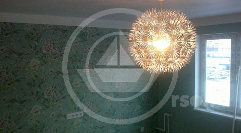 Всё большей популярностью пользуется сочетание покраски с обойными вставками.