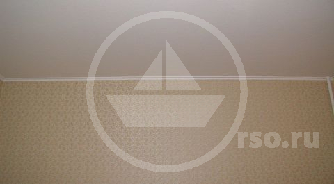 Место верхнего примыкания настенного покрытия к потолку чаще всего завершается потолочным плинтусом различной величины и конфигурации. Для помещений с более низким потолком, как правило используется узкий, а с более высоким потолком применяется более широкий плинтус.