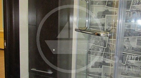 Подвесная мебельная колонка оставляет открытым часть пола, визуально увеличивая внутреннее пространство.