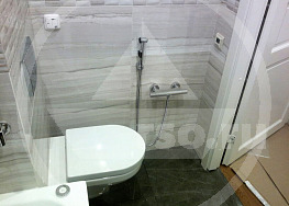 На небольших площадях монтаж пленочного напольного подогрева может осуществляться и на комбинированное покрытие, как например керамическая плитка в ванной и ламинат в коридорном проходе.