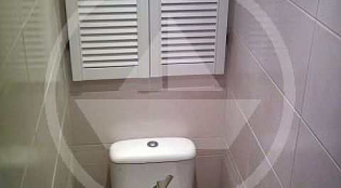 Стандартный унитаз с традиционным бачком для слива занимает гораздо больше места в туалете, по сравнению с унитазом со скрытым бачком.