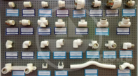 Полипропиленовая фурнитура сортируется по видам и типам перед отправкой на длительное хранение.