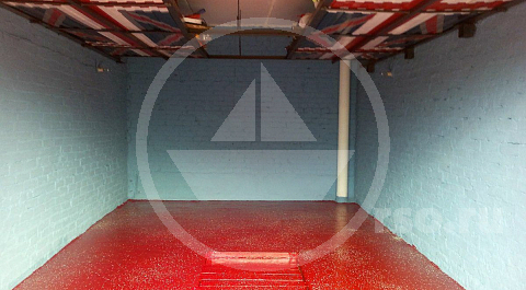 Листы гофрированного металла окрашены вручную, каждый сегмент в отдельности, с помощью цветных аэрозольных красок. Граффити британского флага четырёхкратно повторяется, отражаясь в лобовом стекле автомобиля при въезде и выезде.