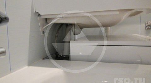 Раковина Кувшинка оснащена специальной формы сливным сифоном, гидрозатвор которого смещён к опорной стене, что, в свою очередь, позволяет задвинуть стиральную машину Малютка на максимальную глубину под раковину.