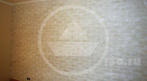 Поштучно выложенные кирпичики искусственного камня, после затирки швов, покрыты специальным матовым лаком, для исключения излишней запылённости выступающих элементов декоративной стены.
