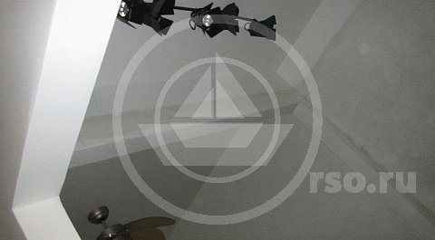 Чёткий контраст белого потолка и чёрных, почти театральных светильников создаёт дополнительную интригу конечного результата.