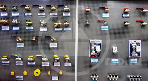 Запорная фурнитура выставочных стендов, та что не в ящиках заводской упаковки убирается на дальний склад.