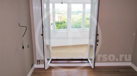 Размещение вертикального радиатора в углу спальни позволило максимально высвободить место для свободного размещения кровати и прикроватных тумбочек.