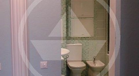 Унитаз и полноформатное биде, конечно, являются наиболее удобным вариантом комплектации, но не всегда ванная комната обладает достаточными габаритами.