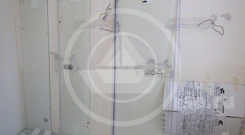 Сборка стеклянных перегородок душевого уголка доставила немало хлопот. Каждый шов пришлось уплотнять и герметизировать.