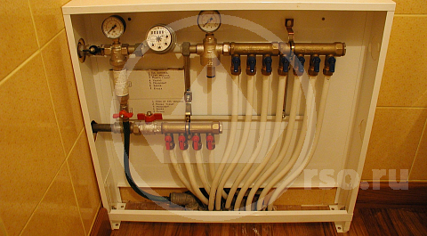 Непривычно выглядит монтаж паркета в ванной комнате. Зато какое это удовольствие! Секрет в применении тика и особого способа укладки, учитывающего предстоящую эксплуатацию во влажном помещении.