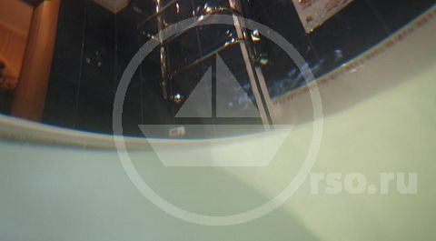 Дизайн ванной комнаты выполнен в морском стиле и дополнен яркими хромированными деталями дорогих аксессуаров, яркие блики которых отчётливо видны даже с глубины наполненной до края ванной.