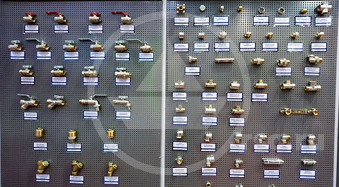 Водопроводная фурнитура вместе с демонстрационными стендами антибактериально обрабатывается и складируется в зонах накопления.