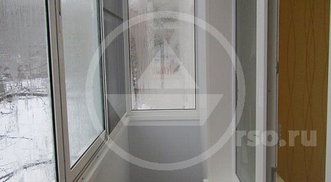 На пол балкона уложен ламинат с обрамляющими периметр плинтусами.