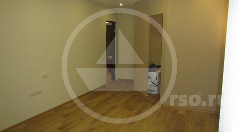 Гардеробная в спальне позволяет более комфортно, чем в шкафу разместить вещи на стеллажах и другие предметы домашнего хозяйства.