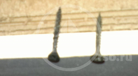 Соноплат особенности крепежа которого хорошо видны, свою толщину в 12 мм. наполовину делит между сотами и ДСП. Рекомендуемые производителем саморезы ГКВЛ в сотовых ячейках не держатся, а в ДСП ввинчиваются плохо и шляпки торчат, как не жми на шуруповёрт. Без замены на шурупы для суперпола качества не будет.