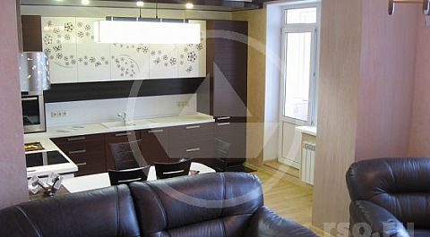 Кухня занимает весь угол обширного пространства столовой и позволяет свободно разместить всё необходимое для приготовления и хранения пищи в многочисленных настенных и напольных шкафах, скрывающих не только полки,  но и различное кухонное оборудование.<br />