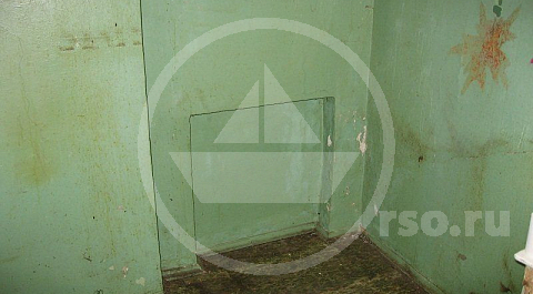 Стены на кухне были многократно покрыты масляной краской, которая была удалена вместе со старой штукатуркой.