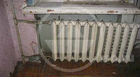 Радиатор отопления в гостиной, запорные вентили и муфты которого буквально сгнили держался, как говорят, на честном слове.