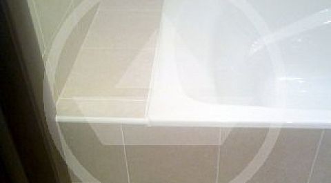 Слева от центральной выемки, на всю высоту экрана, смонтирован дополнительный люк-невидимка для некоторых габаритных вещей домашнего обихода, которые уместно разместить под ванной.