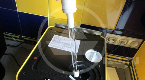 Шаг 4 - вставьте новую ультрафиолетовую лампу