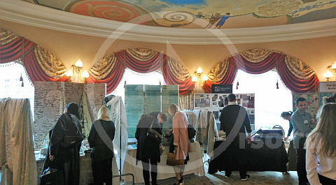 Шотландский кашемир Jonsons из&nbsp;Элгина настолько великолепен, что кажется взглядом чувствуешь мягкость и&nbsp;нежность облегающих тканей.