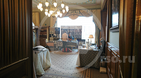 Мебель ручной работы английских производителей Titchmarsh and Goodwin настолько изысканна, что прикасаться к&nbsp;ней немного боязно, хотя отчётливо понимаешь, что это изделия обычного домашнего обихода.