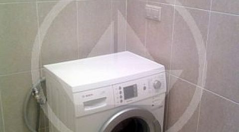 Стиральная машина в ванной комнате всегда размещается таким образом, чтобы запорный вентиль подачи воды был доступен, для перекрытия его после окончания стирки, дабы не оставлять под давлением подающий шланг налива воды.