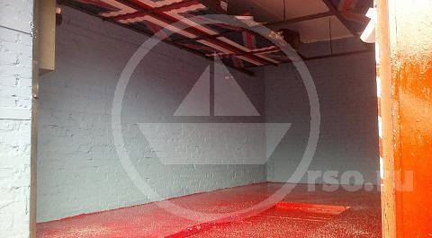 Не всегда достаточно чтобы гараж после ремонта выглядел чисто и опрятно. Зачастую, как в этом случае, владельцу хочется отразить пристрастие к определённой марке авто таким оригинальным образом.