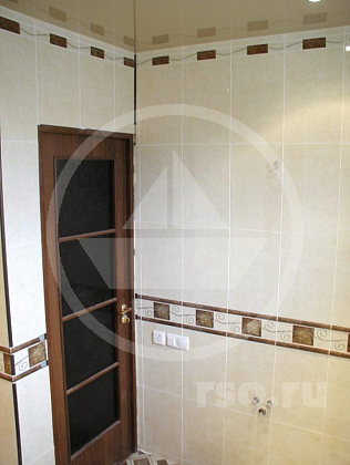 Натяжной потолок в ванной комнате монтируется после окончания отделочных работ, до установки сантехнических приборов.