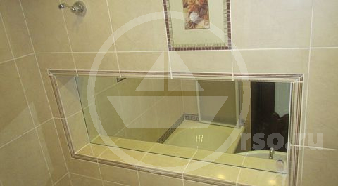 Чем шире зеркало возле умывальника, тем лучше - и обзор и место для туалетных принадлежностей.