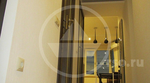 Глубокая антресоль выполнена над дверным проёмом в туалет и впоследствии, будет декорирована дверками тёмного цвета.